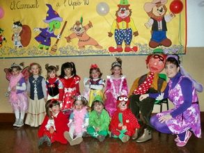 Escola Infantil Apolo 10 niños felices con disfraces 