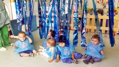 Escola Infantil Apolo 10 niños jugando en fiesta de color azul