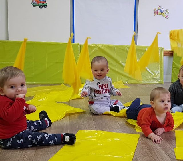 Escola Infantil Apolo 10 bebés sentados