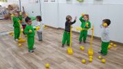Escola Infantil Apolo 10 niños jugando con pelotas amarillas