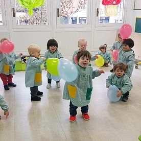 Escola Infantil Apolo 10 niños jugando con globos