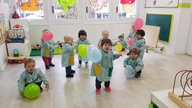 Escola Infantil Apolo 10 niños jugando con globos