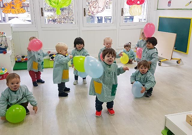  niños jugando con globos
