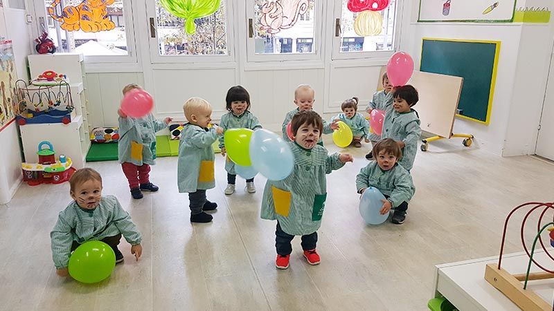 Apolo 10 niños jugando con globos