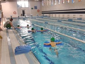 Escola Infantil Apolo 10 niños en clase de natación