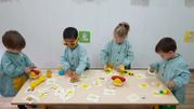 Escola Infantil Apolo 10 niños con figuras amarillas