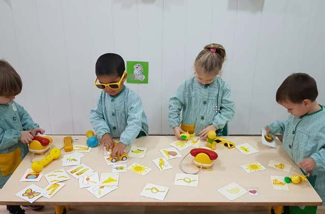  niños con figuras amarillas