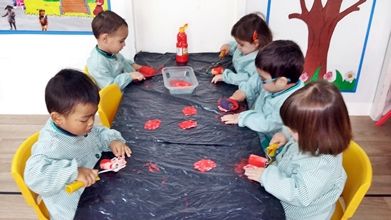 Escola Infantil Apolo 10 niños realizando manualidades 