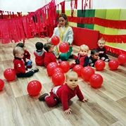 Escola Infantil Apolo 10 niños y maestra en fiesta de color rojo