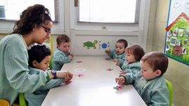 Escola Infantil Apolo 10 niños realizando actividades con maestra 