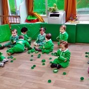 Escola Infantil Apolo 10 niños en fiesta de color verde