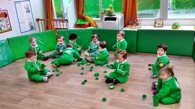 Apolo 10 niños en fiesta de color verde