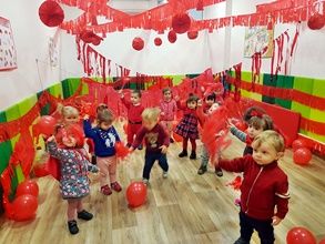 Escola Infantil Apolo 10 niños en fiesta de color rojo
