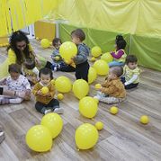 Escola Infantil Apolo 10 salón decorado con papeles amarillos