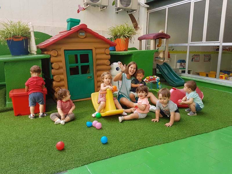 Escola Infantil Apolo 10 niños y niñas jugando