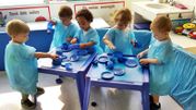 Escola Infantil Apolo 10 niños en fiesta de color azul