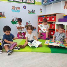 Escola Infantil Apolo 10 niños con libros