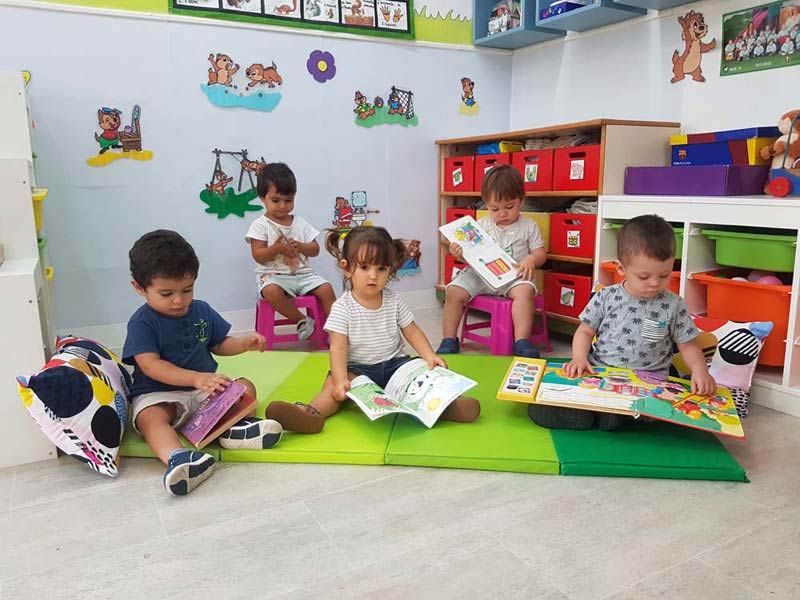 Escola Infantil Apolo 10 niños con libros