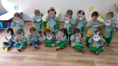 Escola Infantil Apolo 10 niños con máscaras de conejo