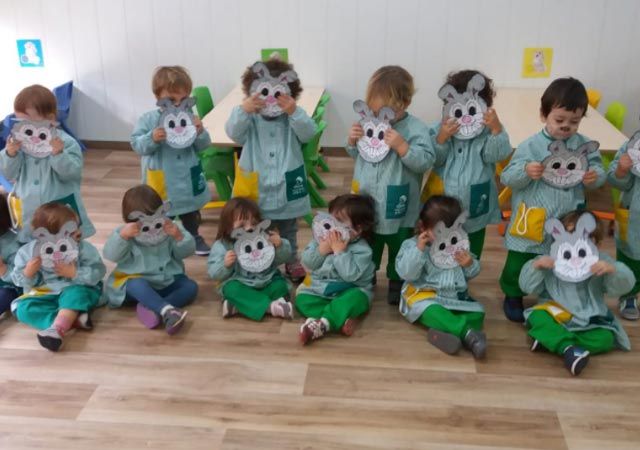  niños con máscaras de conejo