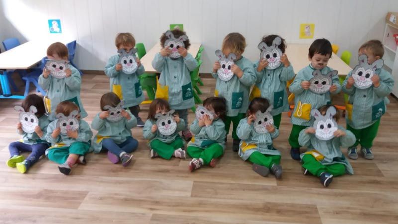 Apolo 10 niños con máscaras de conejo