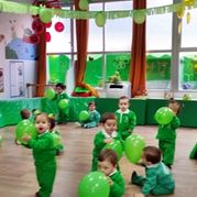 Escola Infantil Apolo 10 niños felices en fiesta de color verde