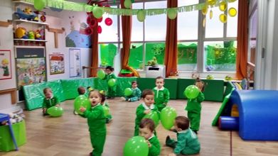Apolo 10 niños felices en fiesta de color verde