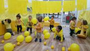 Escola Infantil Apolo 10 niños con globos amarillos