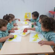 Escola Infantil Apolo 10 niños con papeles amarillos 