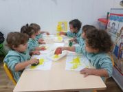 Escola Infantil Apolo 10 niños con papeles amarillos 