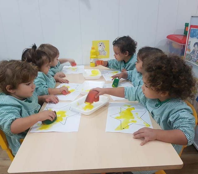  niños con papeles amarillos 