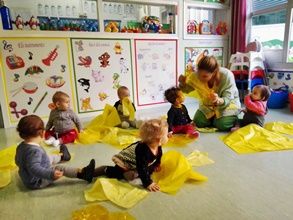 Apolo 10 maestra con niños en fiesta de color amarillo