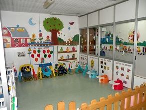 Escola Infantil Apolo 10 salón de clases decorado con dibujos