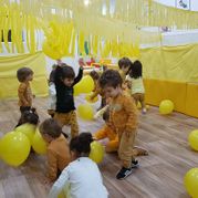 Escola Infantil Apolo 10 niños jugando con globos amarillos