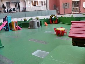 Escola Infantil Apolo 10 patio con juegos para niños