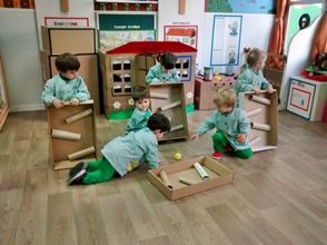 Escola Infantil Apolo 10 niños jugando con materiales reciclables