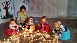 Escola Infantil Apolo 10 niños y maestra con luces