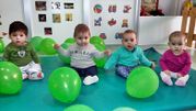 Escola Infantil Apolo 10 niños con bombas verdes