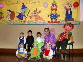  niños y maestra con muñeco de carnaval