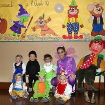 Escola Infantil Apolo 10 niños y maestra con muñeco de carnaval