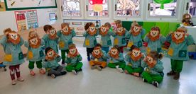 Escola Infantil Apolo 10 niños con máscaras de león 