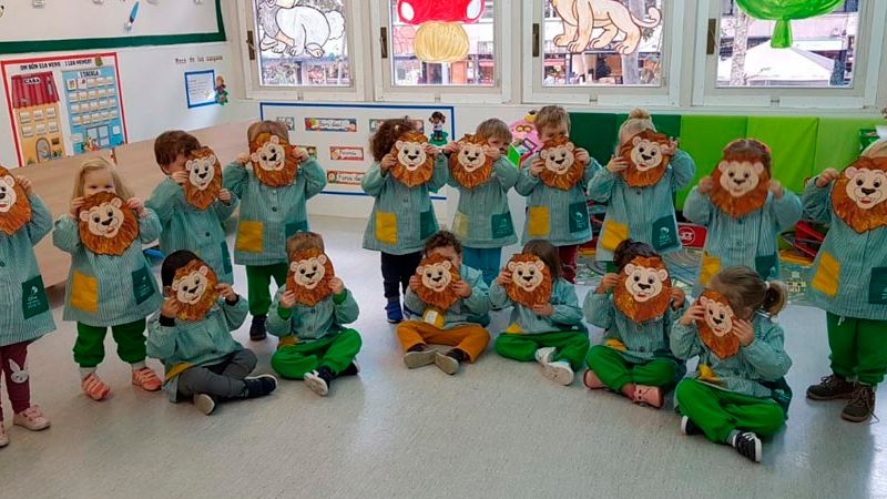 Apolo 10 niños con máscaras de león 