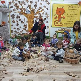 Escola Infantil Apolo 10 niños en fiesta de otoño alegres
